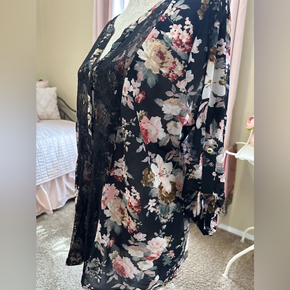 Black, floral blouse with lace. Wear at the office, or date night very versatile - Picture 3 of 4